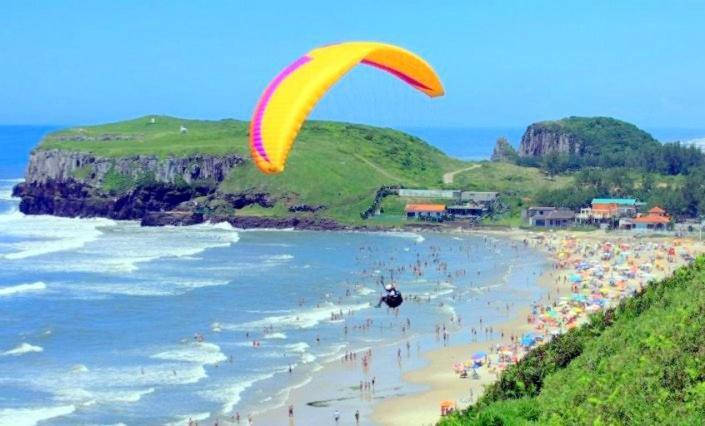 Kitnet S2 Em Torres-Rs - Na Mais Bela Praia Gaucha - Cozinha - Banheiro - Ar Condicionado - Tv Smart 32' - Wi-Fi - Estacionamento - Anfitria Superhost No Bnb 외부 사진