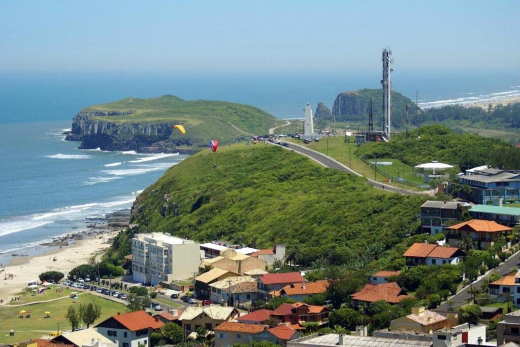 Kitnet S2 Em Torres-Rs - Na Mais Bela Praia Gaucha - Cozinha - Banheiro - Ar Condicionado - Tv Smart 32' - Wi-Fi - Estacionamento - Anfitria Superhost No Bnb 외부 사진